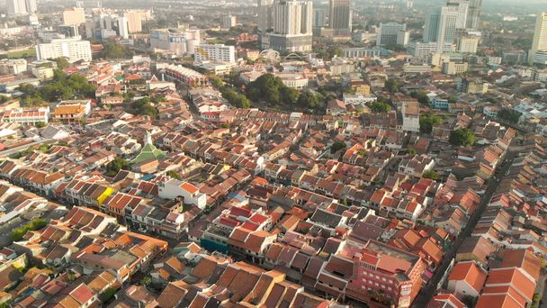 マレーシアのメラカ。晴れた日にドローンからの都市の家やスカイラインの空中ビュー - 写真・画像