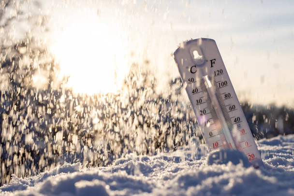 Thermometer in de sneeuw. Extreme koude temperatuur in de winter. - Foto, afbeelding