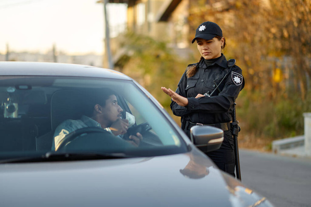 Naispoliisi kieltäytyi kuljettajaa lahjomasta - Valokuva, kuva