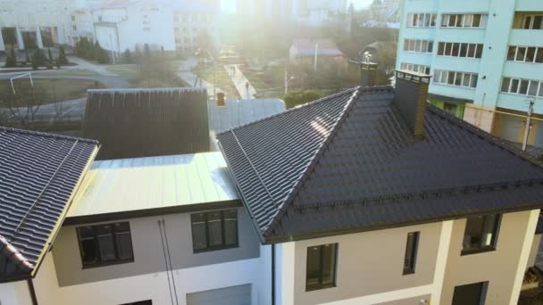 Αεροφωτογραφία του ιδιωτικού σπιτιού με κεραμικό έρπητα ζωστήρα σκεπαστή οροφή. Επενδύσεις σε ακίνητα - Πλάνα, βίντεο