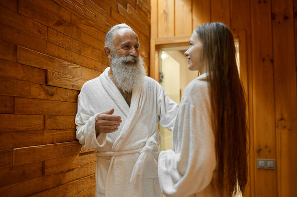 Férfi és nő beszél a spa szaunában - Fotó, kép
