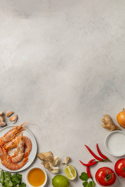 Fresh beautiful ingredients for delicious tom yum soup on a light background - Foto, Bild