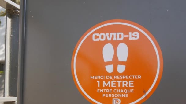 A inscrição está em francês. Sinal de aviso de distância na paragem do eléctrico devido a COVID-19 - Filmagem, Vídeo
