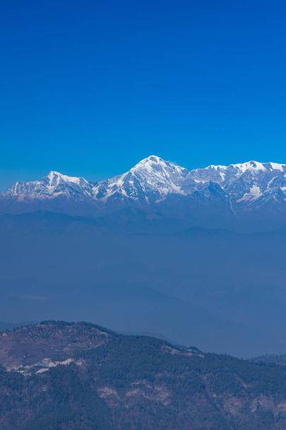 Pocztówka Panoramiczny widok na pokryte śniegiem Himalajskie szczyty Nanda Devi pasmo górskie - Zdjęcie, obraz