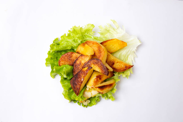 плоский лист салата, с хрустящими картофельными клинками, изолированный на белом фоне - Фото, изображение
