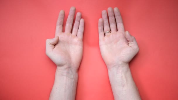 腱・神経外科の手首の傷手の切断親指の動きに制限がある。回復、腱の発達。赤い背景の男性の手 - 映像、動画