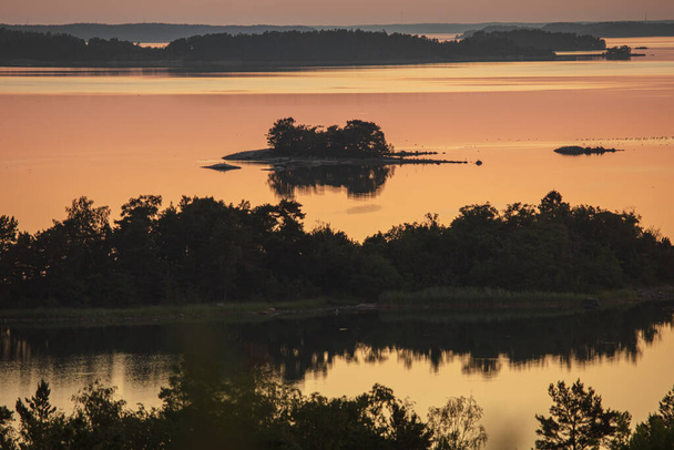 海の上の初夏の夜明け。北欧の自然。海に浮かぶ島々です。フィンランドだ。トゥルク群島 - 写真・画像