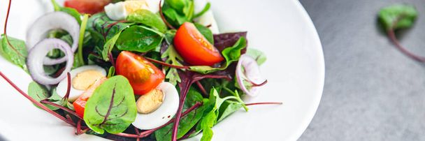 サラダウズラの卵トマトレタスミックスは、テーブルの上に健康的な食事のスナックを残しますコピースペースフードの背景素朴なトップビューケトやパレオダイエットベジタリアンフード肉なし - 写真・画像