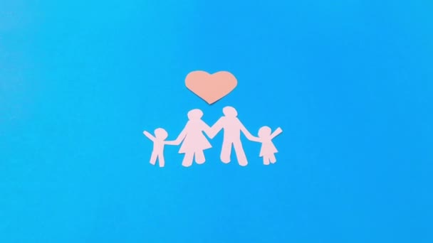 Gelukkige familiefiguur met liefdesteken Zoom in. Wereldgezondheidsdag Bescherming tegen huiselijk geweld, gezondheidszorg en medische achtergrond. Pleegzorg, daklozensteun en sociaal afstandconcept. - Video