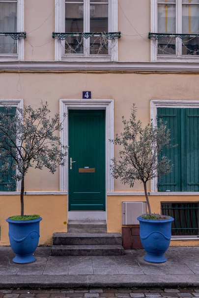 De kleurrijke huizen van de Rue Cremieux - kleine straat in Parijs, Frankrijk - Foto, afbeelding
