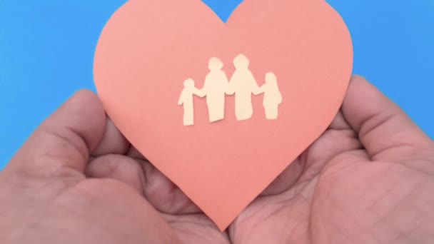 LGBTレズビアン家族の概念。青の背景に愛の心の標識に幸せな家族。デザイン要素. - 映像、動画