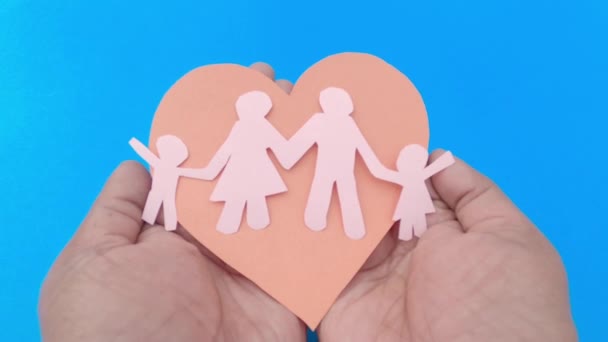 LGBTer lesbisch familie concept. Gelukkige familie op liefde hart teken op blauwe achtergrond. Ontwerp-element. - Video