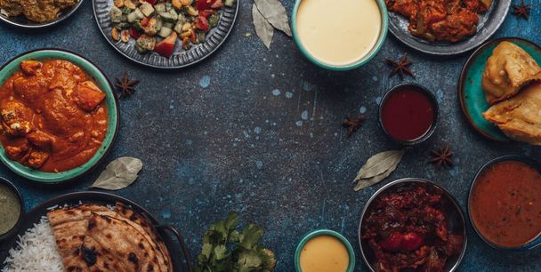 Indické etnické jídlo bufet na betonovém stole shora kopírovat prostor - Fotografie, Obrázek