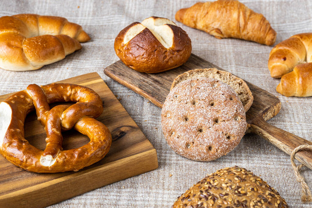Diverse soorten brood, boterachtige croissants, brood, broodjes, stokbrood, vers gebakken goederen  - Foto, afbeelding