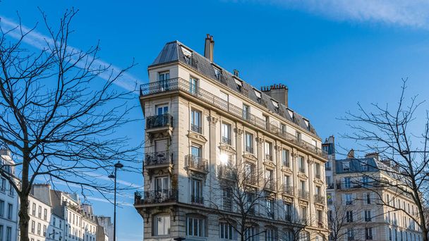 Paryż, piękne budynki, rue du Faubourg-Saint-Antoine w 12. dzielnicy - Zdjęcie, obraz
