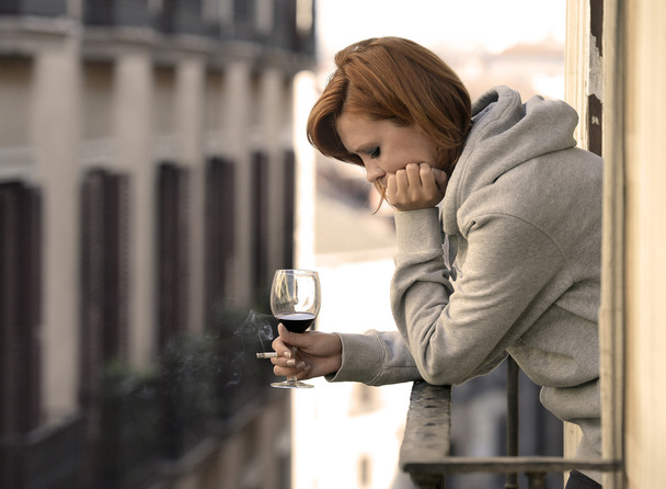 Houkutteleva nainen kärsii masennuksesta ja stressistä ulkona parvekkeella
 - Valokuva, kuva