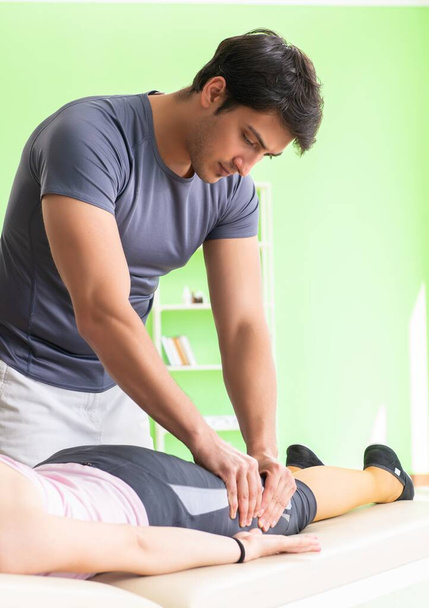 Jonge arts chiropractor masseren patiënt - Foto, afbeelding