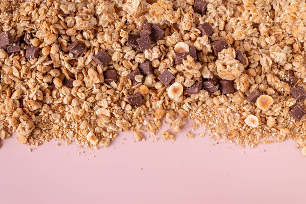 Mysli suklaa pähkinät hajallaan beige tausta - Valokuva, kuva