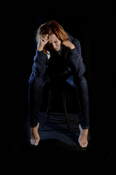 atrakcyjna kobieta cierpienie depresja a stres sam w bólu i smutku - Zdjęcie, obraz