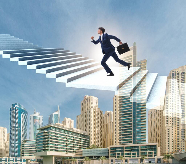 Biznesmen wspina się po drabinie kariery nad miastem - Zdjęcie, obraz
