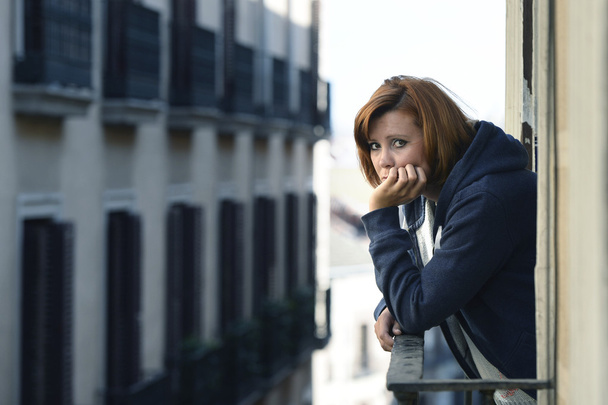 ελκυστική γυναίκα πάσχει κατάθλιψη και το άγχος σε εξωτερικούς χώρους στο μπαλκόνι - Φωτογραφία, εικόνα