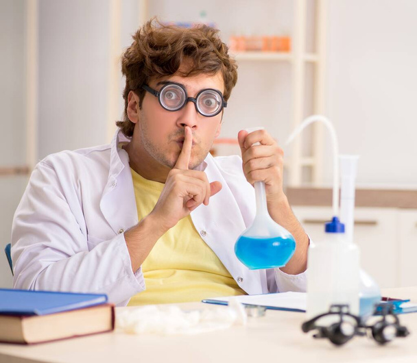 Der lustige verrückte Chemiker bei Experimenten und Tests - Foto, Bild