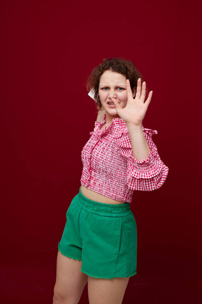 emotionele vrouw in kleurrijke kleren bloempot geïsoleerde achtergrond ongewijzigd - Foto, afbeelding