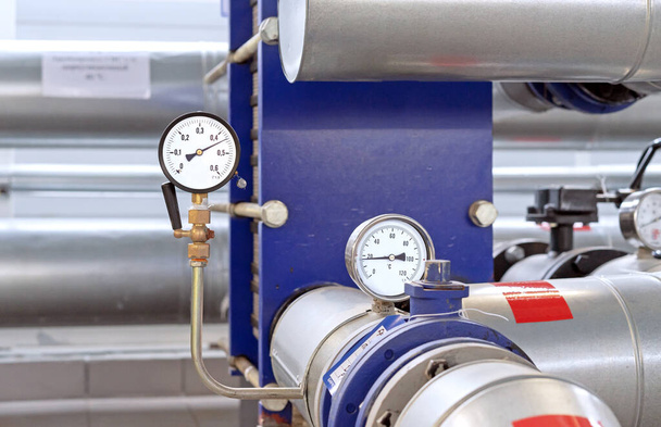 Medidor de pressão e termômetro em um oleoduto em uma sala de caldeira a gás. - Foto, Imagem