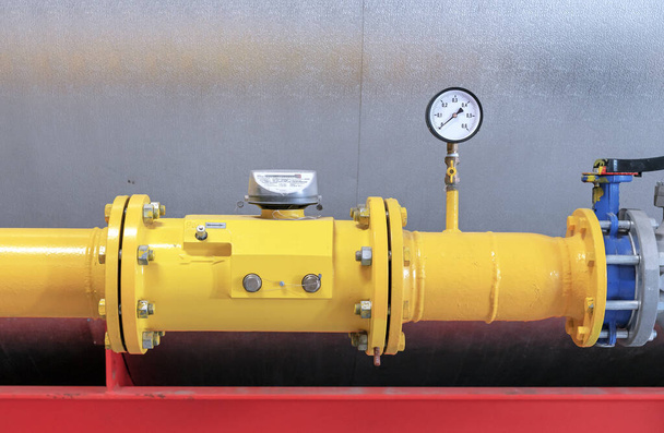 Medidor de gas y manómetro en una tubería de gas en una sala de calderas de gas. - Foto, imagen
