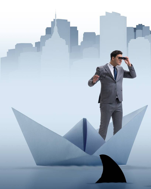 Homme d'affaires regardant vers l'avenir avec des jumelles en papier navire bo - Photo, image