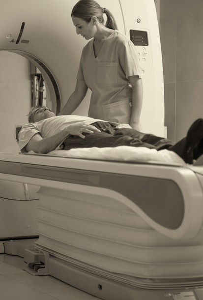Tomografía con paciente y médico
 - Foto, Imagen