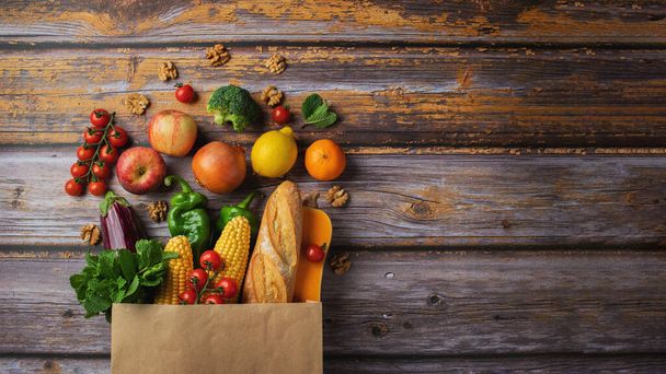 Παράδοση υγιεινών τροφίμων υπόβαθρο. Υγιεινή χορτοφαγική χορτοφαγική τροφή σε χάρτινη σακούλα λαχανικών και φρούτων σε ξύλο, αντιγραφή χώρου, πανό. Αγορές τροφίμων σούπερ μάρκετ και καθαρό vegan διατροφική έννοια - Φωτογραφία, εικόνα