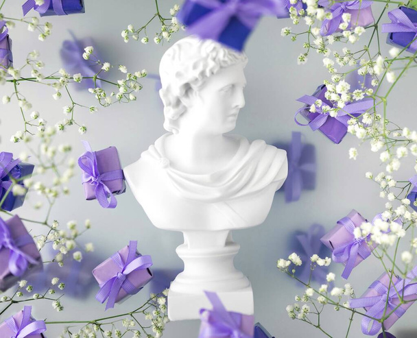 Estetica dell'Antica Grecia, busto con confezioni regalo in colore lilla alla moda - Foto, immagini