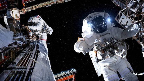 astronaut ruimtevaarder doen ruimtewandeling tijdens het werken voor ruimtevaart missie - Foto, afbeelding