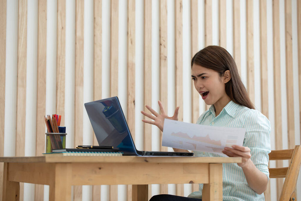 Ofisinde dizüstü bilgisayarla çalışan Asyalı kızgın iş kadını yüzünde olumsuz duygular, iş stresi. - Fotoğraf, Görsel