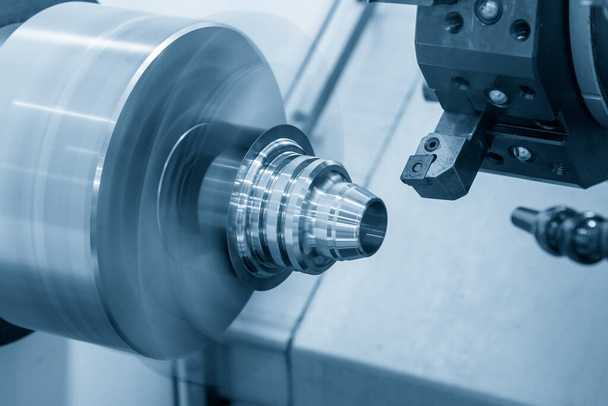 Die CNC-Drehmaschine zum Schneiden der Metallkegel formt die Teile. Die hochtechnologische Metallbearbeitung mittels CNC-Drehmaschine . - Foto, Bild