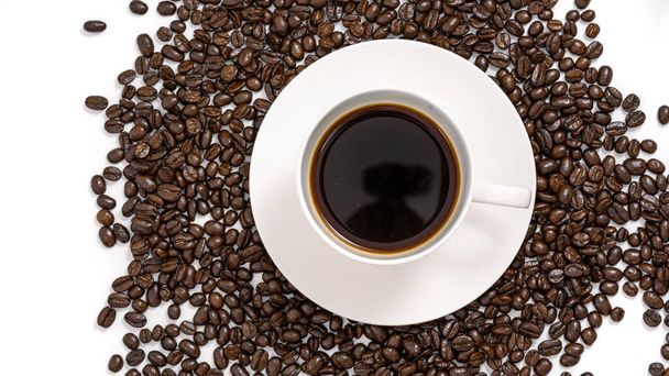 tasse à café vue de dessus avec grains de café sur fond noir - Photo, image