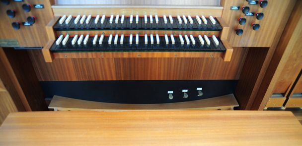Orgel im Gotteshaus für Gottesdienste. - Foto, Bild