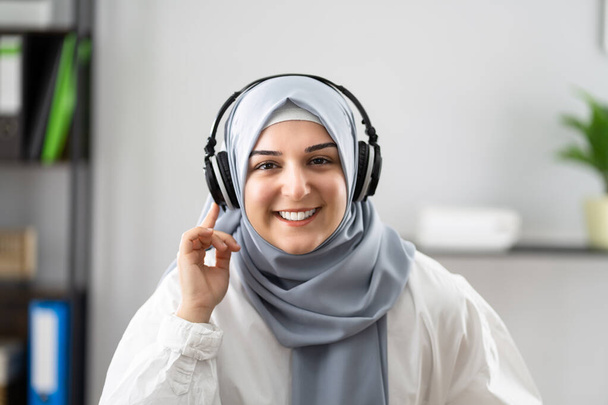 Portrait Of Muslim Woman With Headset In Conference Call - Valokuva, kuva
