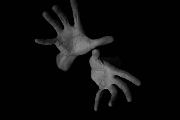 руки человека на темном фоне - Фото, изображение