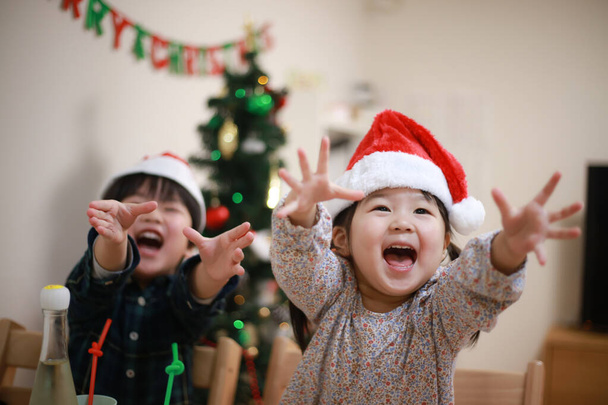 クリスマスで幸せな子供たちのイメージ - 写真・画像