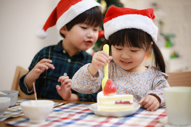 クリスマスで幸せな子供たちのイメージ - 写真・画像