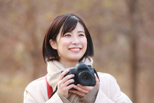 ázsiai nő csinál egy képet a parkban  - Fotó, kép