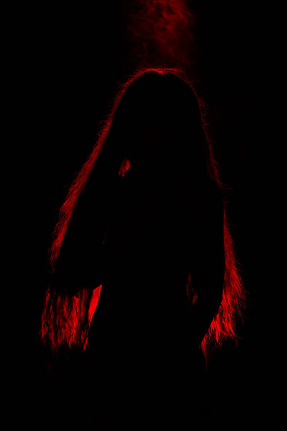 Portret Zwem slijtage van de jaren '20 Aziatische vrouw in de schaduw low light toets met achtergrondverlichting, zijaanzicht van vrouwelijke draai draai lichaam voor een gezonde vorm mode stijl. zwarte achtergrond blootstelling aan rook - Foto, afbeelding