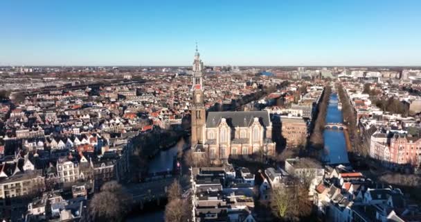Amsterdamin keskustan antenni drone näkymä Westerkerk ja Jordaan kaupunkialueella kaupungin keskustassa Amsterdamissa. Kanavia pitkin.. - Materiaali, video