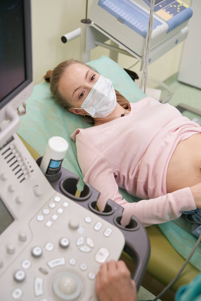 Zbliżenie młodej kobiety robiącej ultrasonografię - Zdjęcie, obraz