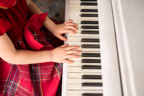 Mãos de rapariga a tocar piano. Foto de alta qualidade - Foto, Imagem