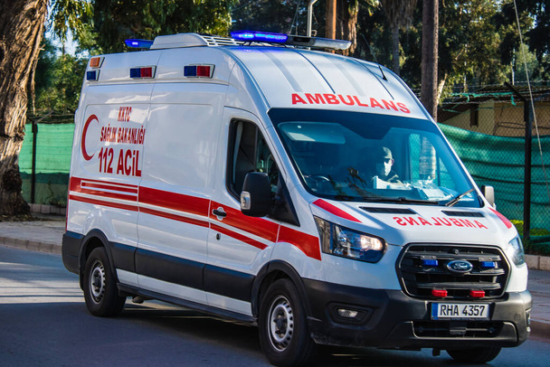 Famagosta, Cipro del Nord - 07 gennaio 2022 Ambulanza che attraversa le strade di Famagosta durante l'epidemia di coronavirus che colpisce Cipro del Nord - Foto, immagini