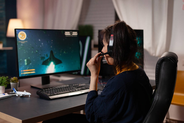 Person using headset to stream online video games - Foto, afbeelding