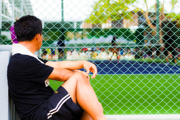 Männer, die von der Außenseite des Drahtgeflechts Sport beobachten (Wettkampfsport Tennis) - Foto, Bild